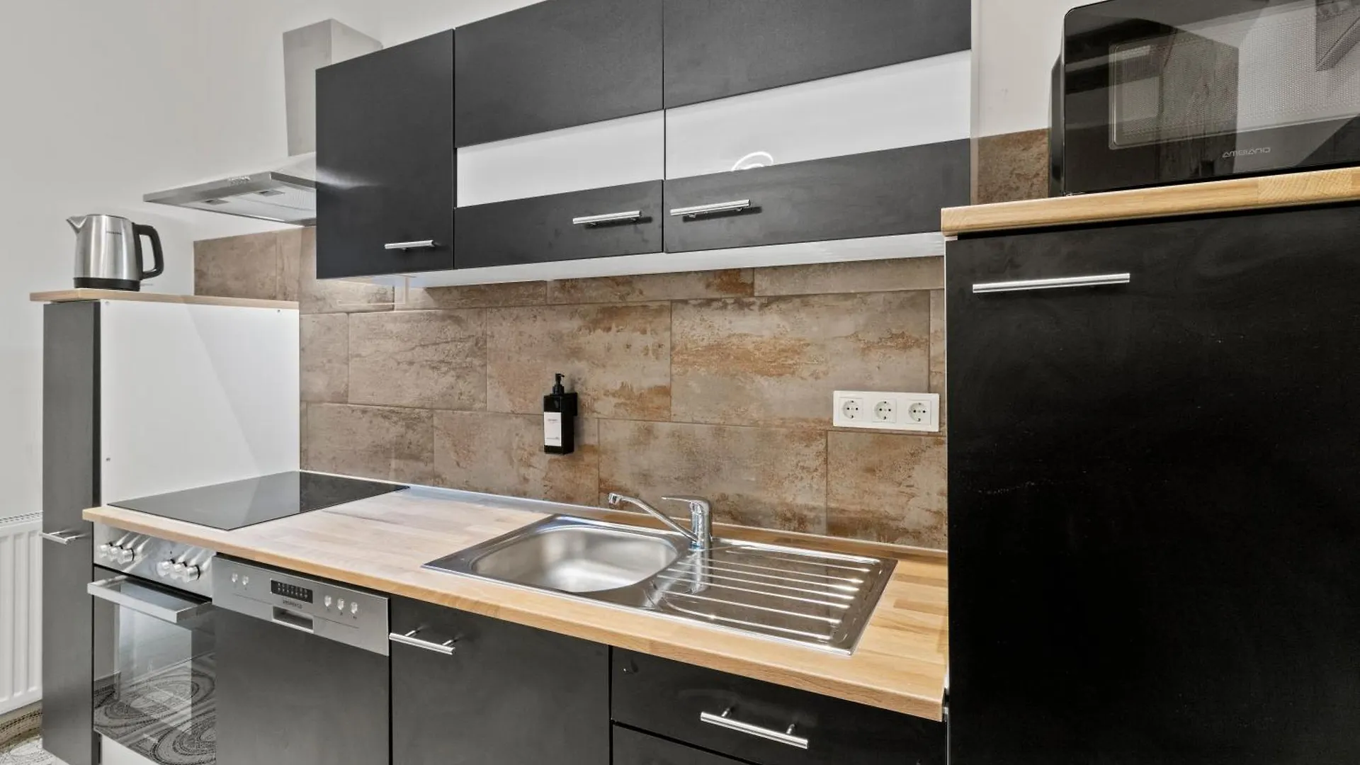 City & Sky Wiens Apartment Mit Flughafennaehe Østrig